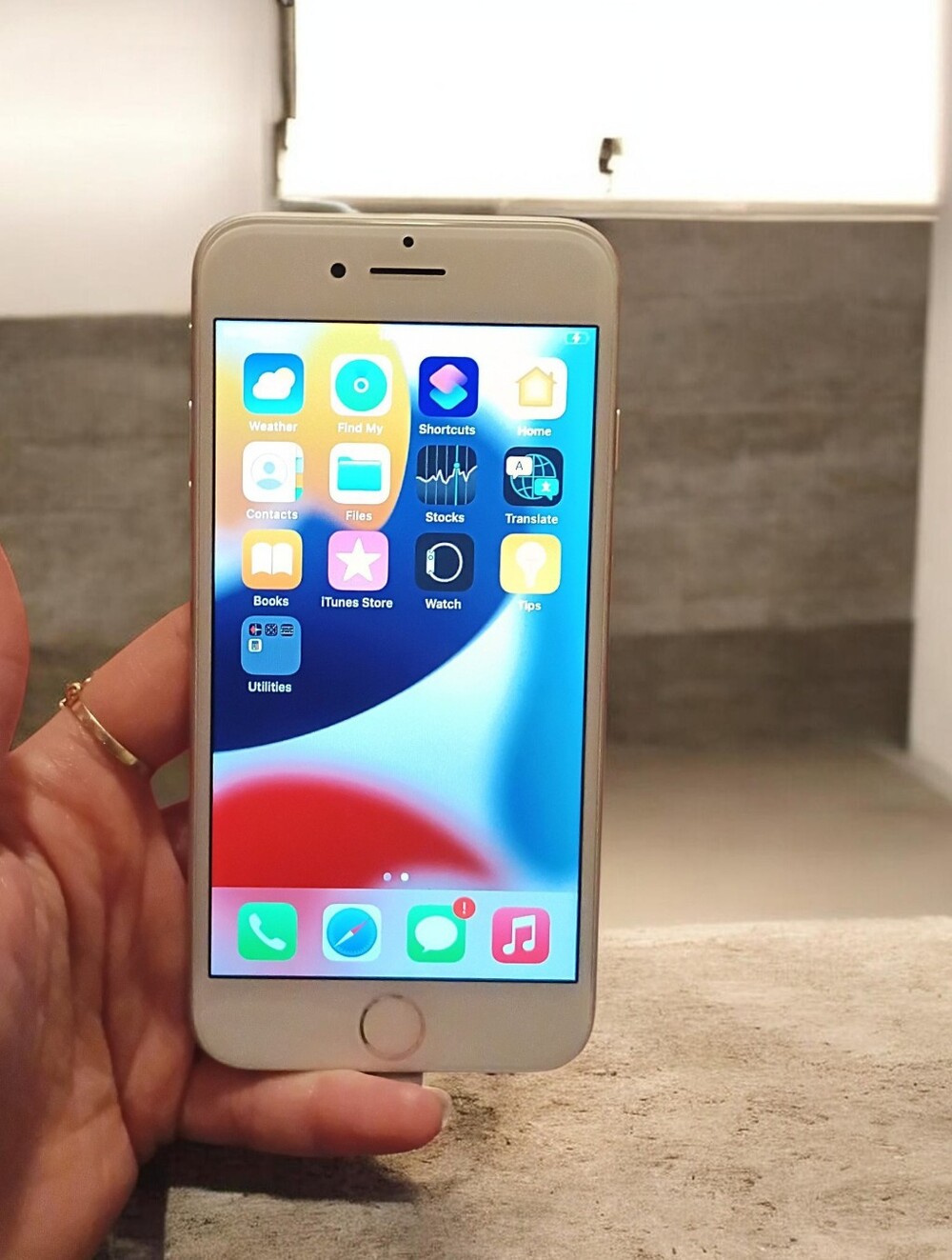 Apple iPhone 7 White and Silver Front Display Smartphone